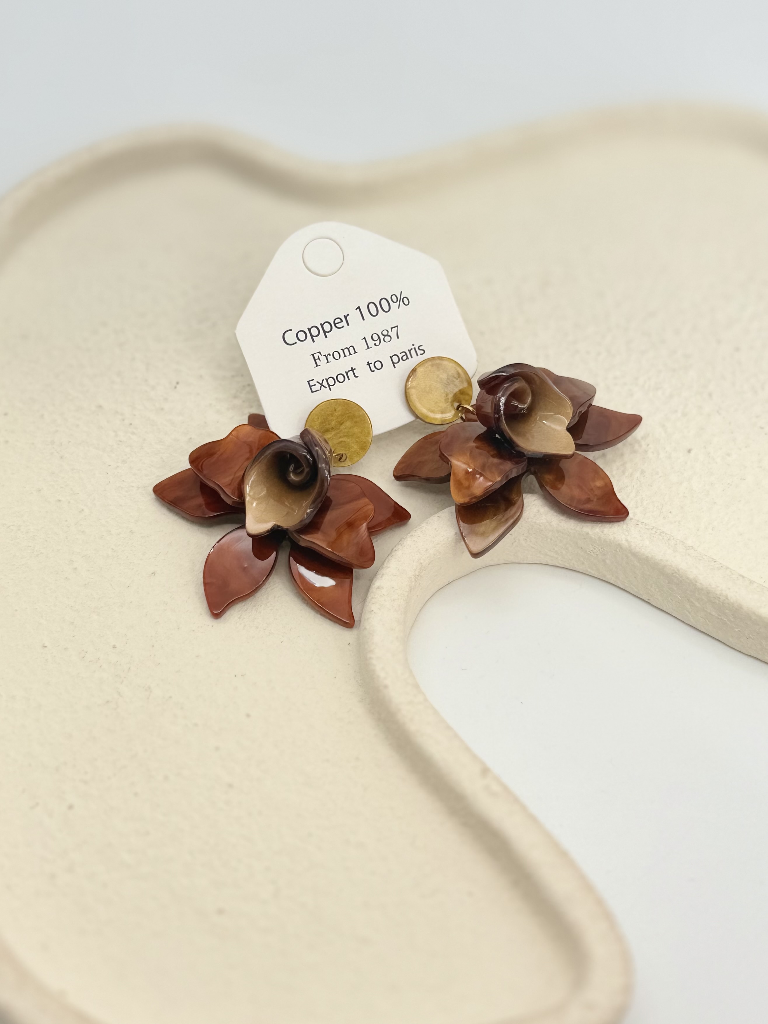 گوشواره میخی گل عسلی رزینی